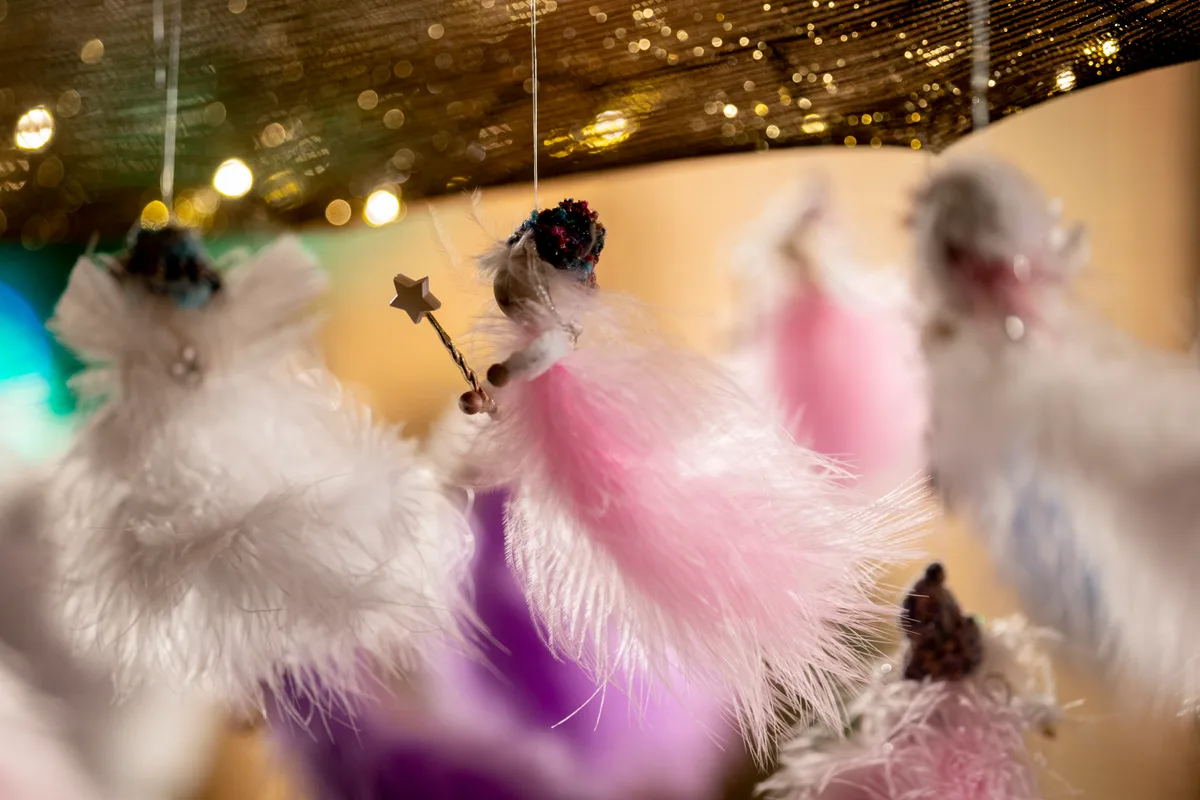 Man sieht den Trubel auf dem Uster Märt bei Nacht.